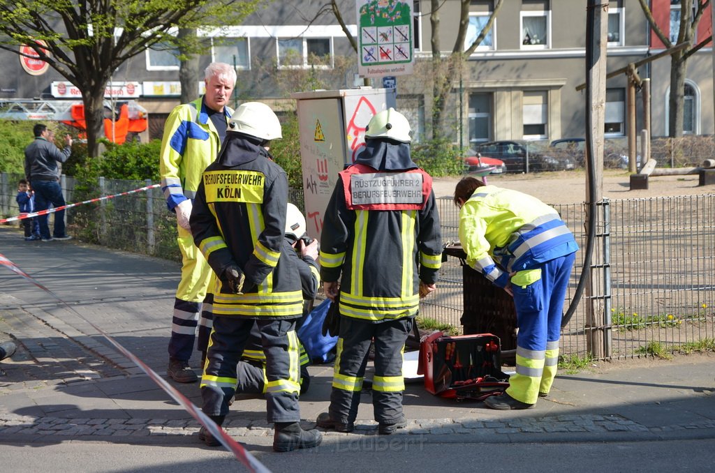 Einsatz BF Koeln Kran beruehrt Oberleitung DB Koeln Gremberg Taunusstr P063.JPG